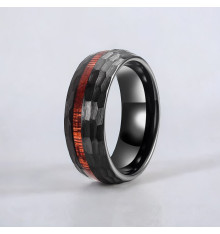 Anillo de tungsteno cepillado facetado con línea de madera personalizable