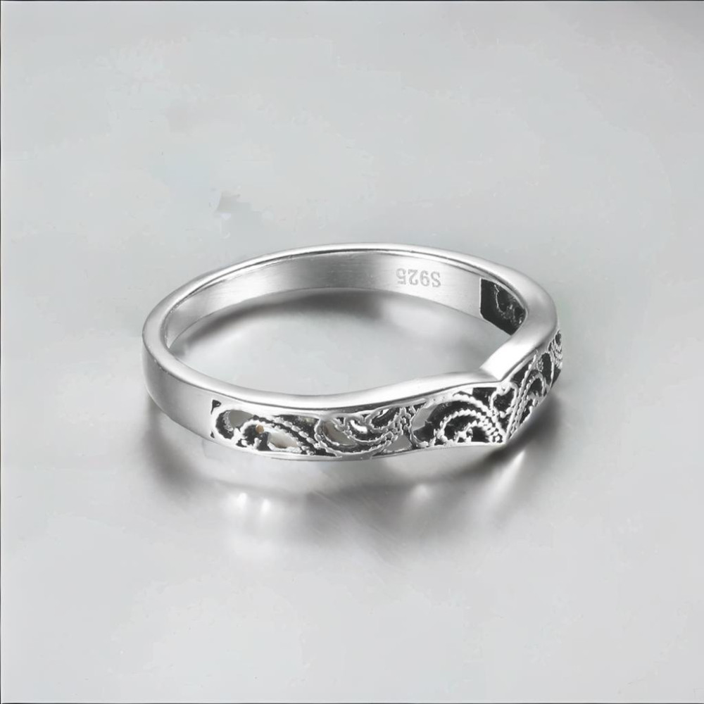 Anello in argento con anello celtico cesellato