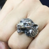 Anello in argento da uomo con testa di cavaliere aperta e testa di lupo