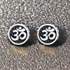 Pendientes de plata con símbolo OM para hombre y mujer.