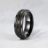 Anello in tungsteno spazzolato sfaccettato con linea di legno personalizzabile (Dupliqué)