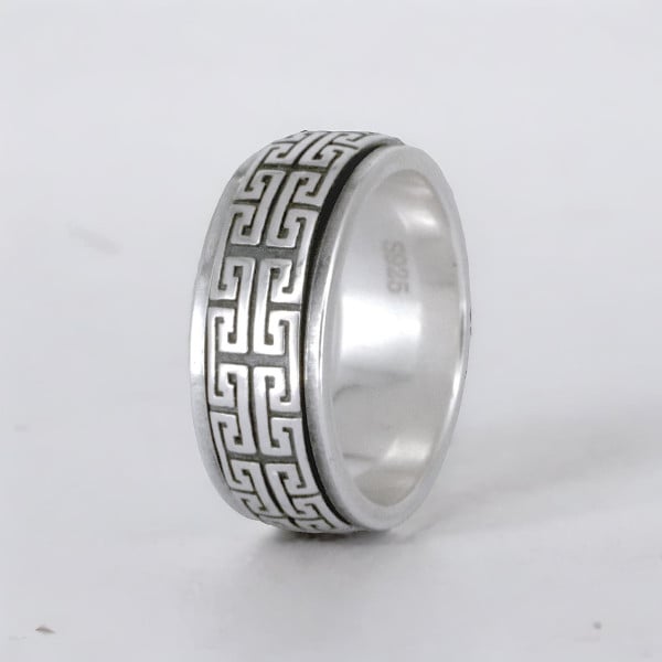 Anillo de plata para hombre con cúpula giratoria con motivo griego de doble línea.