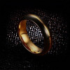 Anello personalizzato con cupola in tungsteno e pannello con scanalatura in tungsteno, 2 tonalità oro piatto