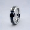 Anello da uomo personalizzato Tungsteno bordo smussato resina nera