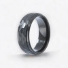 Anillo de tungsteno con diseño martillado para hombre.