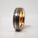 Anello nuziale in tungsteno bicolore spazzolato e multisfaccettato personalizzato