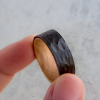 Bague Tungstène Noir Brossé martelé intérieur Bois chêne