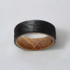 Bague Tungstène Noir Brossé martelé intérieur Bois chêne