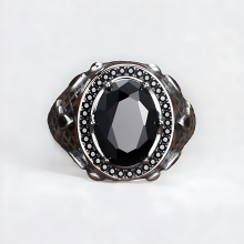 Anillo de sello para hombre en plata 925, ónix negro y detalles tallados, talla ajustable.