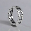 Anillo de hombre con cadena de plata rodiada.