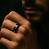 Bague personnalisee homme tungstene brosse rainure noir plaque or