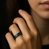 Bague personnalisee alliance tungstene opale bleue