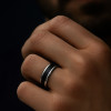 Bague personnalisee homme Tungstene bord biseaute resine noire