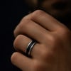 Bague personnalisee homme Tungstene bord biseaute resine noire
