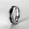 Bague personnalisee homme Tungstene bord biseaute resine noire