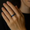 Bague personnalisee homme alliance titane bleue bande polie a graver