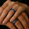 Bague personnalisee homme alliance titane bleue bande polie a graver