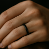 Bague alliance titane noir bande polie personnalisée