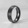 Gepersonaliseerde trouwring met geborstelde titanium ring