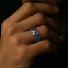 Anillo de plata para hombre con cúpula giratoria con motivo griego de doble línea.