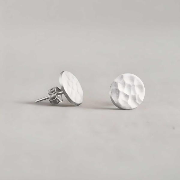 Silberne runde Ohrstecker mit gehämmerter Oberfläche