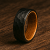 Bague Tungstène Noir Brossé martelé intérieur Bois chêne