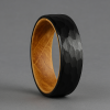 Bague Tungstène Noir Brossé martelé intérieur Bois chêne