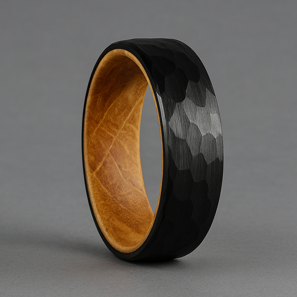 Bague Tungstène Noir Brossé martelé intérieur Bois chêne