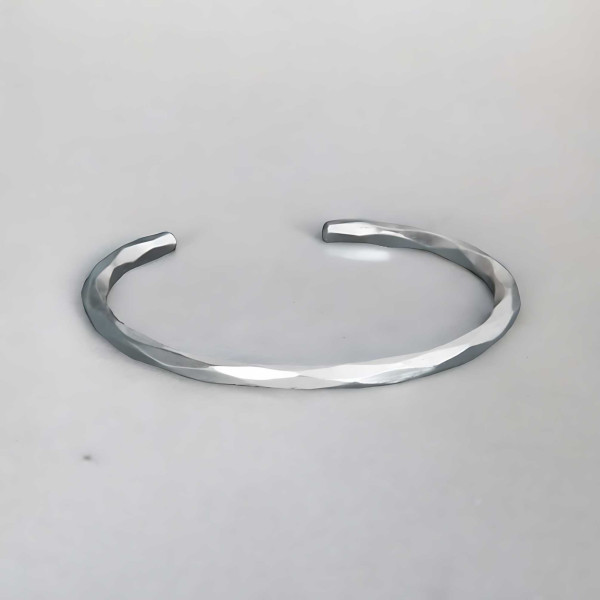 Pulsera de plata maciza martillada para hombres y mujeres