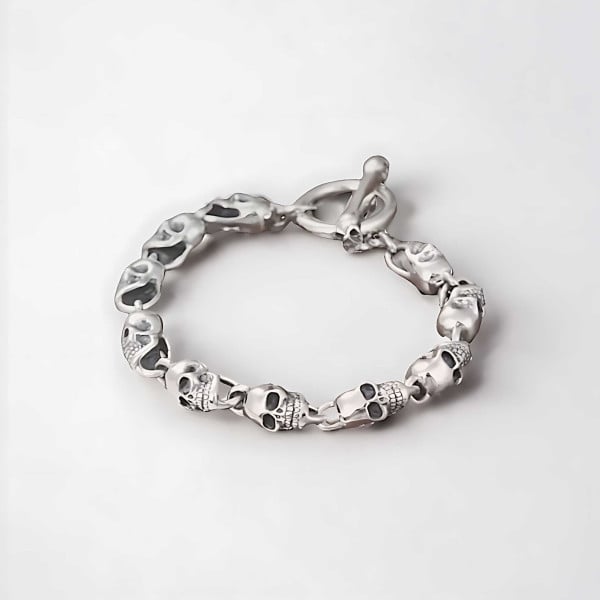 Zilveren schedelarmband voor heren met marineblauwe sluiting