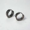 Pendientes de aro de acero facetados para hombre
