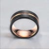 Anillo de hombre personalizado con ranura de cepillo de tungsteno, placa de oro negro