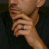 Bague personnalisee homme anneau tungstene ligne sable opale