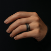 Bague personnalisee homme anneau plat tungstene noir rainure brosse gravure