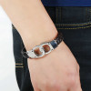Pulsera de hombre de cuero trenzado con esposas de acero.