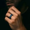 Anello in tungsteno personalizzato da uomo, alleanza blu sfaccettata