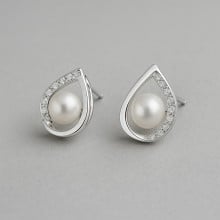 Ohrstecker aus 925er Silber mit Perlen – Herzförmiges Design für Damen