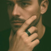 Bague personnalisee tungstene homme finition brosse noir bleu