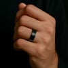 Bague ceramique noire matte brossee anneau personnalisable homme femme