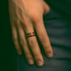 Bague personnalisee femme anneau ceramique noire ligne bois