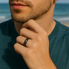 Anello personalizzato con cupola in tungsteno e pannello con scanalatura in tungsteno, 2 tonalità oro piatto