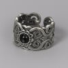 Anillo caballeroso de plata con diseño celta de ónix negro para hombre