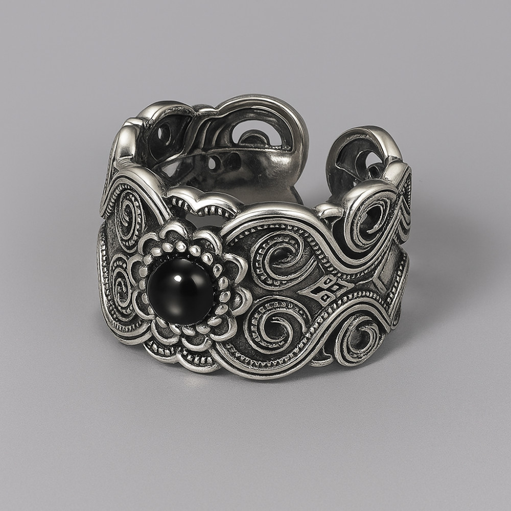 Anello cavalleresco da uomo in argento con onice nero motivo celtico