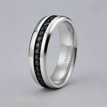 Personalisierter Herren-Titanring mit Zirkonium-Linienring