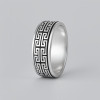 Anillo de plata para hombre con cúpula giratoria con motivo griego de doble línea.