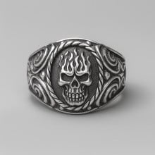 Anello cavalleresco da uomo in argento con teschio da motociclista e croce di Malta