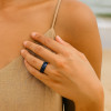 Bague mariage personnalisee tungstene noir lignes bleues bois
