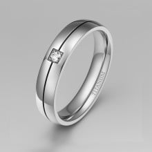Anello da uomo in titanio personalizzato con anello in linea di zirconio