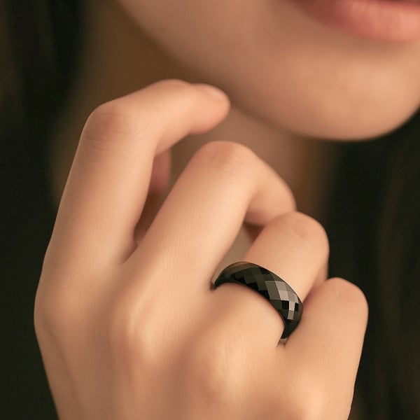 Bague en céramique blanche multifacettée Gravure personnalisée