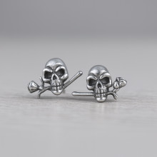 Zilveren heren oorbellen met roze doodskop studs